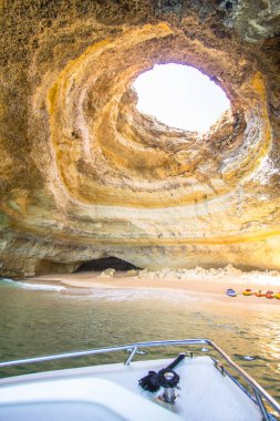 Benagil deniz Mağarası iç görünüm üzerinde Praia de Benagil, Benagil Beach Algarve Portekiz