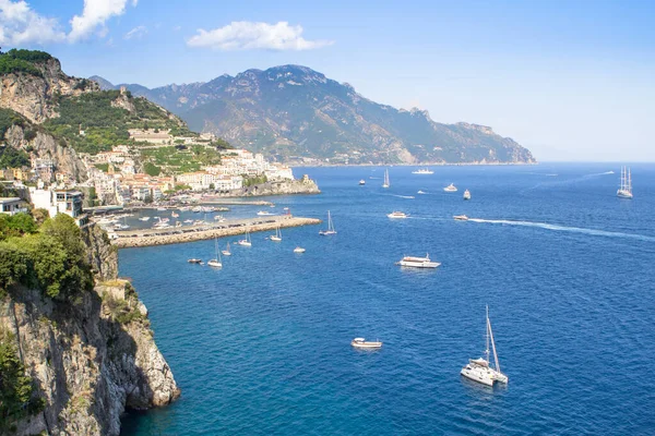 Talya Nın Amalfi Kıyı Şeridinde Yatları Tekneleri Olan Limana Bakın — Stok fotoğraf