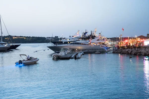 イタリアのサルデーニャ島 夕方にポルト セルボで係留された豪華なヨット — ストック写真