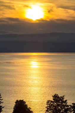 Cenevre Gölü 'nde yansımalı güzel bir gün batımı