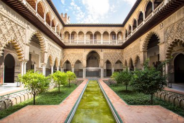 İspanya 'nın Seville Kraliyet Sarayı' ndaki Teras de las Doncellas 'ta sakin yeşil bir bahçe.