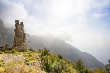 İtalya, Positano yakınlarındaki Tanrıların Yolu 'ndan Amalfi Sahili manzarası