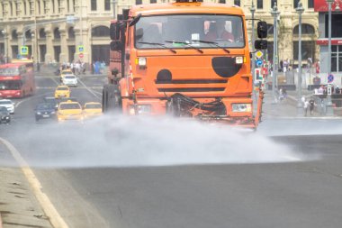 Su makinesi, Rusya Yazın Moskova sokaklarını temizliyor