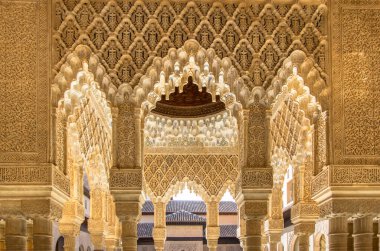 Arap tarzında güzel kemerler Alhambra Granada 'daki Aslanların avlusunda, Endülüs, İspanya