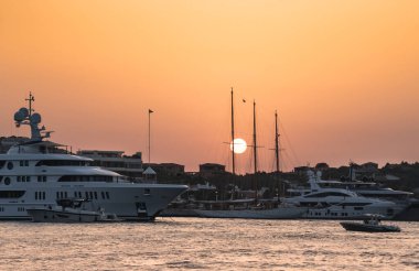 Günbatımında Porto Cervo 'da demirli lüks yat, sardunya, İtalya