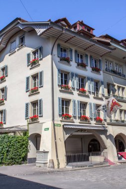 İsviçre, Bern 'deki Marktgasse caddesinde ortaçağ binaları