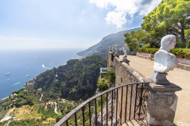Taş heykeller üzerinde sonsuz güneşli teras Villa Cimbrone denizden Ravello, Amalfi Coast, İtalya