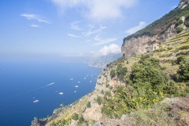 Positano şehri yakınlarındaki Tanrıların Yolu 'ndan Amalfi Sahili' ne panoramik manzara
