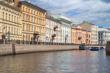 St. Petersburg 'un rıhtımındaki güzel binaların manzarası, Rusya
