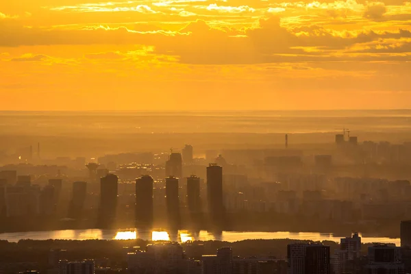 ロシアのモスクワ市のビジネスセンターの展望台から日没時のモスクワ市の空中トップビュー — ストック写真