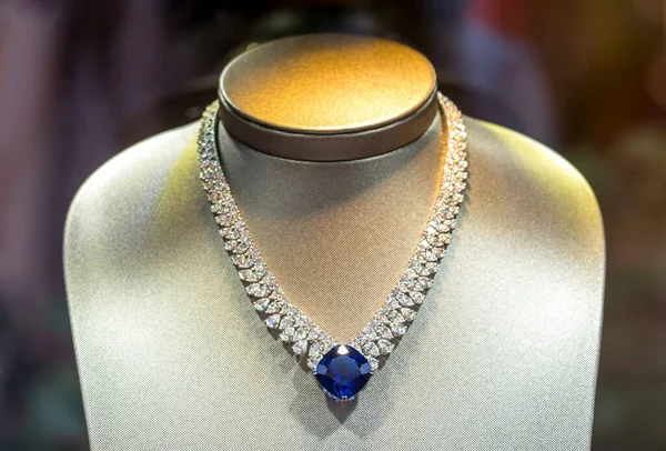 Luksusowy Diamentowy Naszyjnik Manekinach Gablocie Butiku — Zdjęcie stockowe