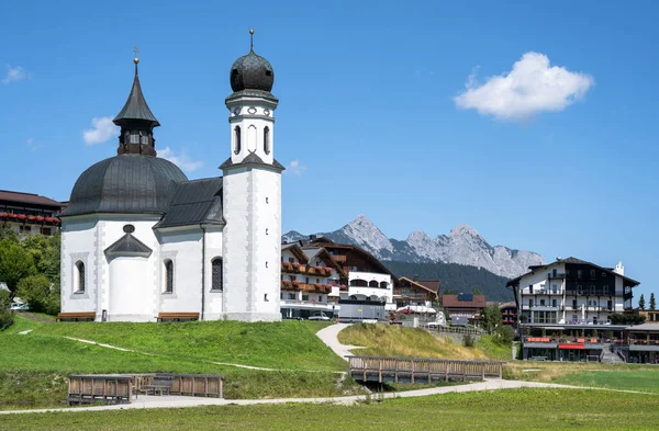 Seekirche Heiligkreuzkirche Seefeld Tirol Austria — Foto de Stock