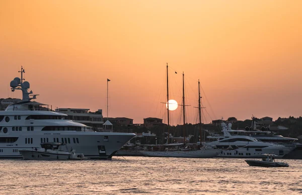 Розкішна Яхта Пришвартована Порту Серво Під Час Заходу Сонця Сардинія — стокове фото