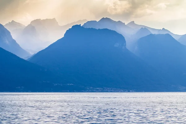 Vackert Bergslandskap Med Dramatisk Himmel — Stockfoto