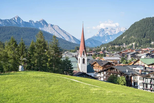 Piękny Alpejski Krajobraz Słynnym Pfarrkirche Seefeld Tyrol Austria — Zdjęcie stockowe