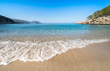 İtalya, Sardinya 'daki Orosei Körfezi' ndeki ünlü Cala Luna plajı.