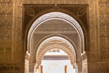 Alhambra 'daki Aslanların avlusundaki güzel kemerler geleneksel Arap tarzında, Granada, Endülüs, İspanya