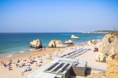 Popüler şehir plajı Rocha Sahili, Portekiz Portimao