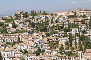 Alhambra Kalesi, Endülüs, İspanya 'dan tarihi Granada şehrinin panoramik manzarası