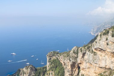 Positano şehri yakınlarındaki Tanrıların Yolu 'ndan Amalfi Sahili' ne panoramik manzara