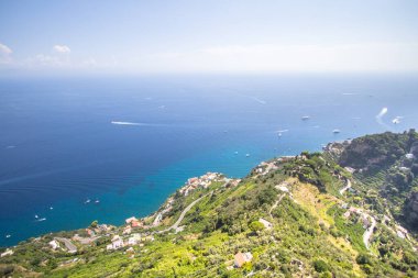 Villa Cimbrone, Ravello, İtalya 'nın güneşli Terası' ndan Amalfi sahiline panoramik manzara