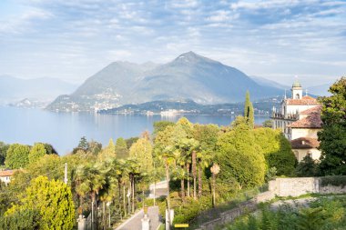 Scenic view güzel lake maggiore arasında dağlar, İtalya