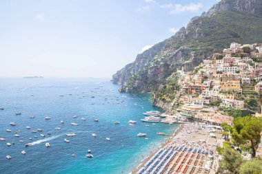 Plajın ve körfezin panoramik manzarası. Positano, Amalfi kıyıları, İtalya.
