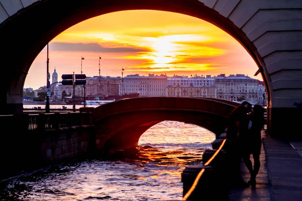 ロシア サンクトペテルブルクの冬の運河上のエルミタージュのアーチの上の日没 — ストック写真