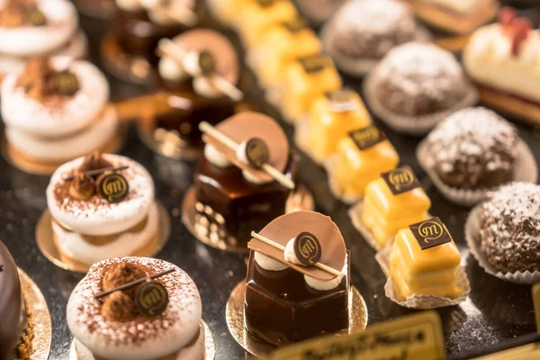 Dolci Sulla Vetrina Del Negozio Caramelle — Foto Stock