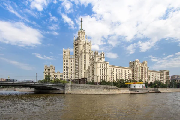 Utsikt Från Vattnet Till Bostadshuset Kotelnicheskaya Embankment Moskva Ryssland — Stockfoto