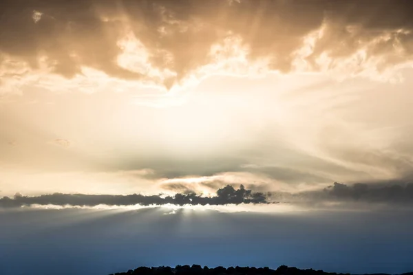 夕阳西下 云彩斑斓 — 图库照片
