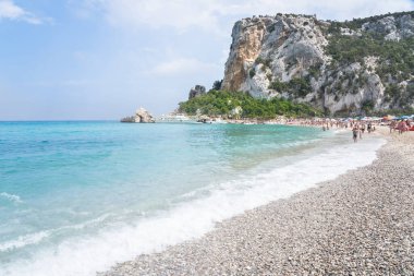 İtalya, Sardinya 'daki Orosei Körfezi' ndeki ünlü Cala Luna plajı.