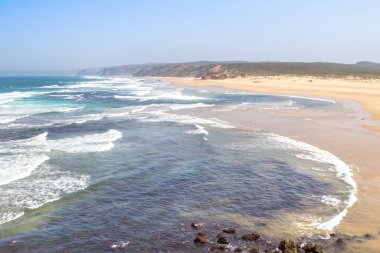 Güzel, vahşi Praia da Bordeira, Carrapateira, Algarve, Portekiz 'in yanında.
