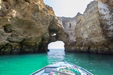 Portekiz 'in Algavre kıyısındaki Ponta da Piedade kayalıklarının güzel manzarası