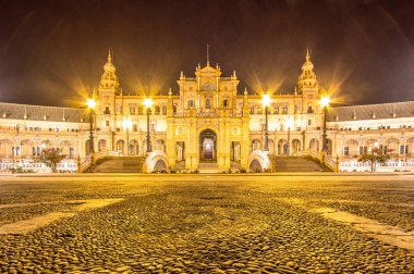 Geceleri Seville Plaza de Espana 'nın merkezi meydanı, Endülüs, İspanya