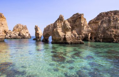 Portekiz 'in Algavre kıyısındaki Ponta da Piedade kayalıklarının güzel manzarası