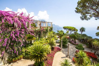 Amalfi kıyısındaki villa Rufolo 'nun inanılmaz bahçeleri, Ravello, İtalya