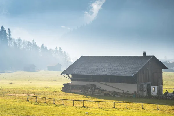 Drewniana Chatka Alpejskiej Dolinie Wczesnym Rankiem — Zdjęcie stockowe