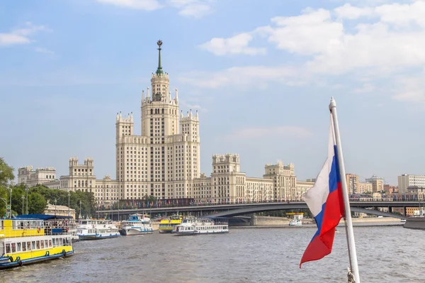 Utsikt Från Vattnet Till Bostadshuset Kotelnicheskaya Embankment Moskva Ryssland — Stockfoto