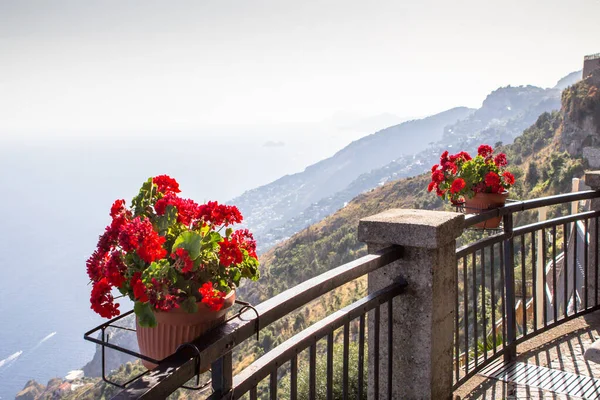 Квітковий Горщик Тлі Узбережжя Амальфі Вид Села Погерола Італія — стокове фото