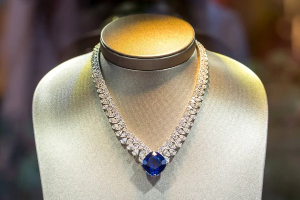 Luksusowy Diamentowy Naszyjnik Manekinach Gablocie Butiku — Zdjęcie stockowe