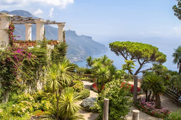 Amalfi kıyısındaki villa Rufolo 'nun inanılmaz bahçeleri, Ravello, İtalya