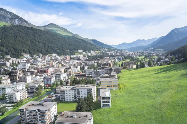 スイス ダボス市と湖の空中風景 — ストック写真