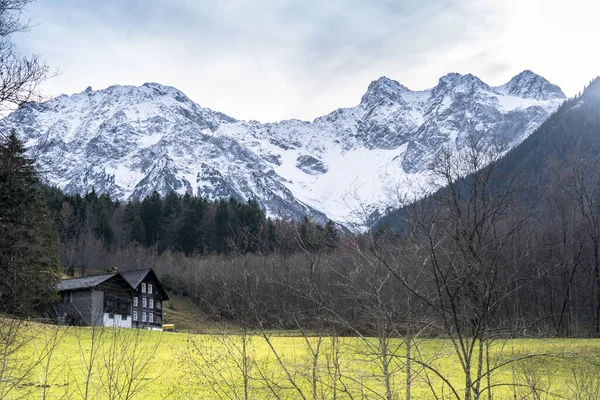 Karlı Alp Dağları Bir Sonbahar Günü Karlı Bir Havada — Stok fotoğraf