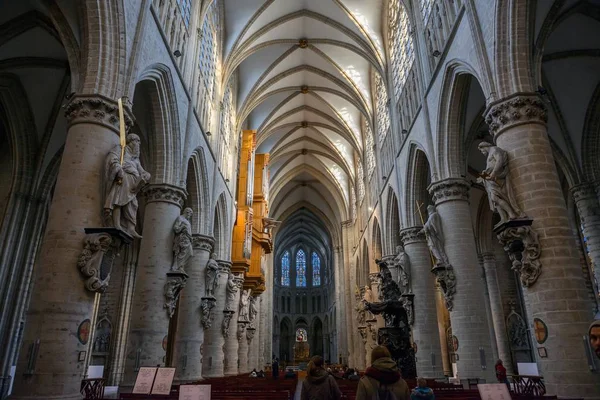 BRUSELAS, BÉLGICA-23 DE NOVIEMBRE DE 2014: La Catedral de San Miguel y Santa Gúdula, catedral de 1000 años en la capital —  Fotos de Stock