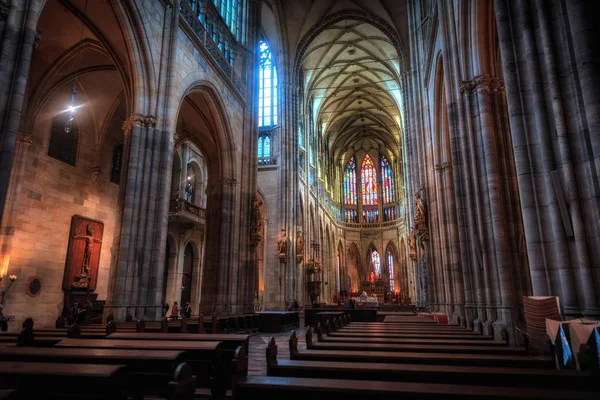 PRAGUE, REPÚBLICA CHECA 2014 26 de novembro: A Catedral Metropolitana dos Santos Vito, Venceslau e Adalberto é a catedral mais importante — Fotografia de Stock