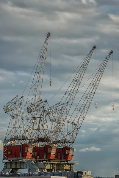 Grues industrielles de fret dans le quai — Photo