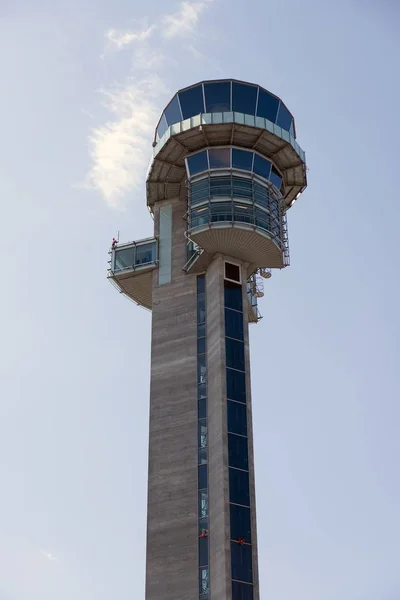 Torre de comunicaciones contra el cielo — Foto de Stock