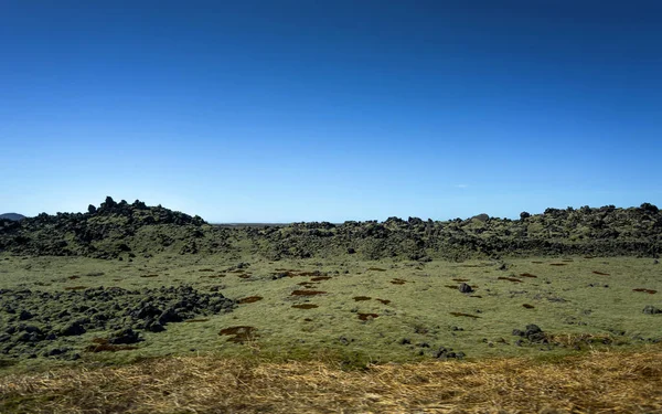 Isländisches Lavafeld mit grünem Moos bedeckt — Stockfoto