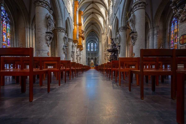布鲁塞尔，比利时-十一月二十三日，2014年︰ 圣迈克尔大教堂和圣古都勒，在首都 1000年岁大教堂 — 图库照片